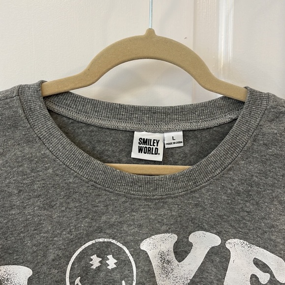 Women's SmileyWorld Love Above All Graphic Sweatshirt Gray L Smiley Company NWT - Picture 7 of 13